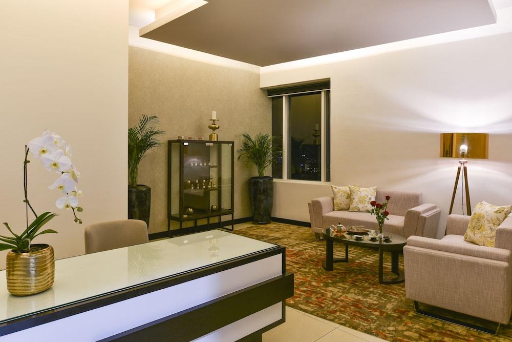 Fraser Suites Muscat Eksteriør billede The interior of a suite at the Ritz-Carlton, Dubai