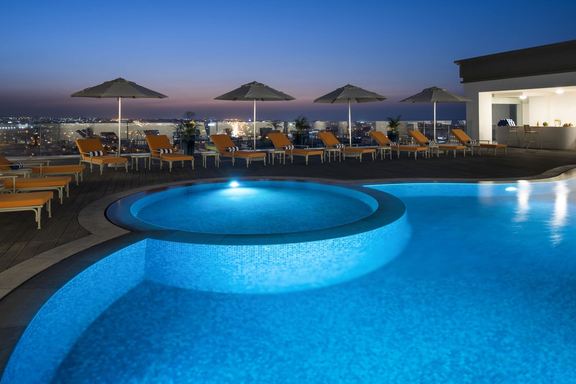 Fraser Suites Muscat Eksteriør billede Rooftop pool at the Hilton Athens